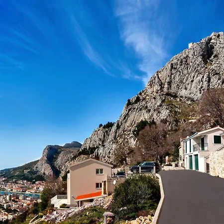 The View * Omis